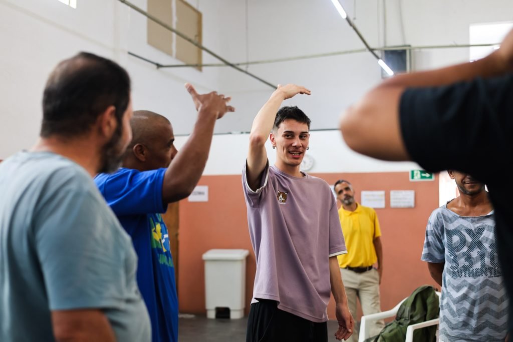 Oficina de Teatro no Centro de Acolhida Cidade Refúgio II a partir da contrapartida dos alunos bolsistas do Programa Oportunidades. (20/05/2025). | Foto: Clara Silva.