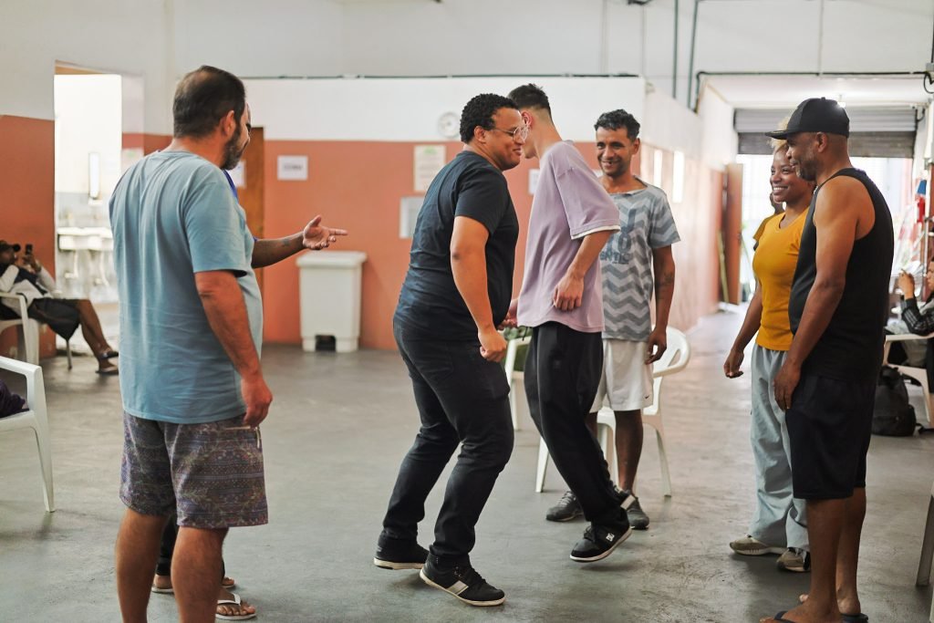 Oficina de Teatro no Centro de Acolhida Cidade Refúgio II a partir da contrapartida dos alunos bolsistas do Programa Oportunidades. (20/05/2025). | Foto: Clara Silva.