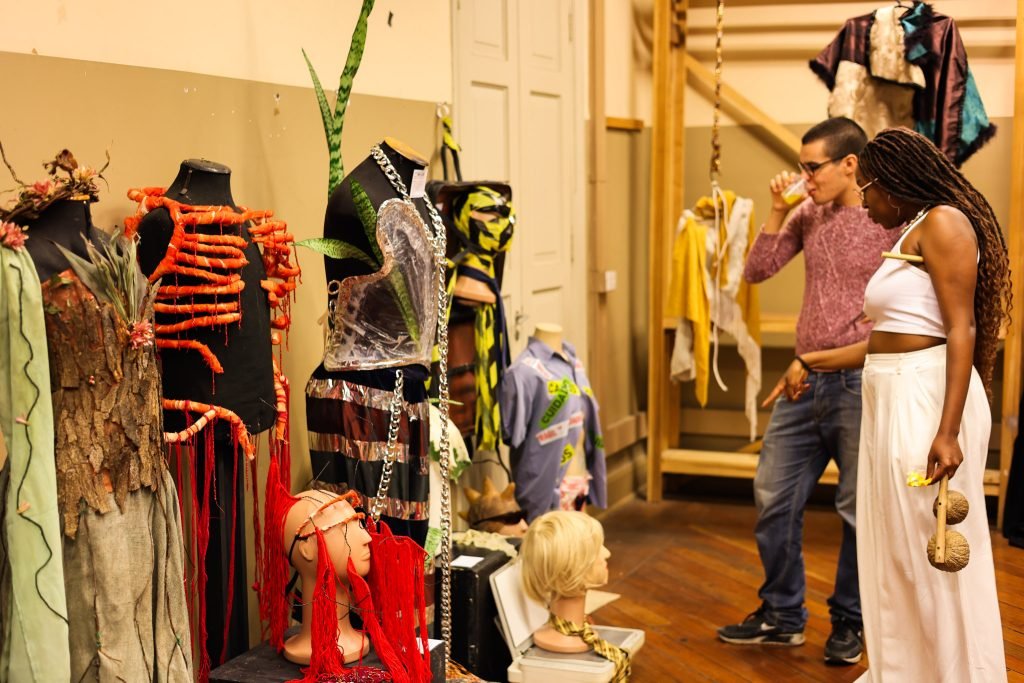 Juninada Sonoplástica Tropicalista, na sede Brás da SP Escola de Teatro. (23/5/2025). Foto: Clara Silva