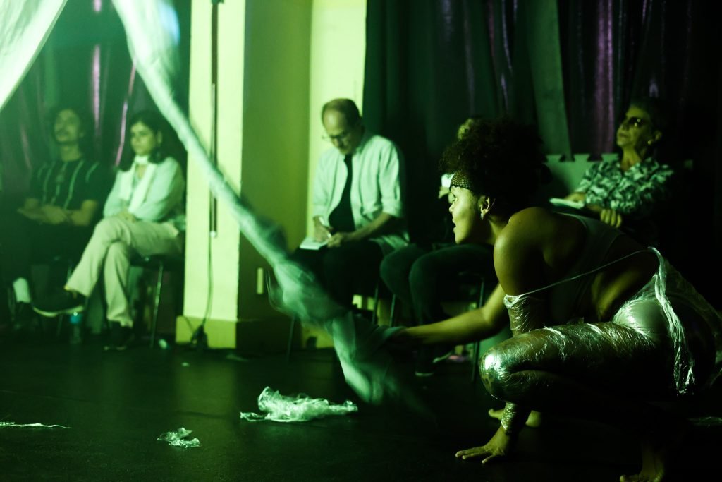 Experimento II do grupo N1 Azul, do primeiro semestre de 2025, na SP Escola de Teatro. | Foto: Clara Silva.