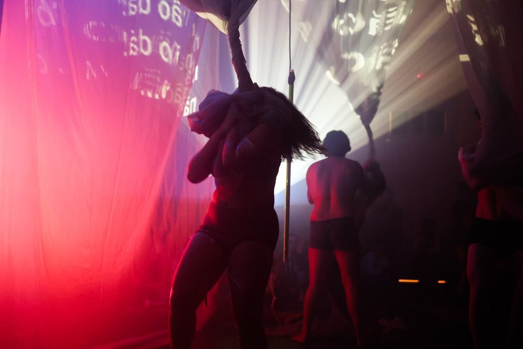 Experimento II do grupo N1 Azul, do primeiro semestre de 2025, na SP Escola de Teatro. | Foto: Clara Silva.