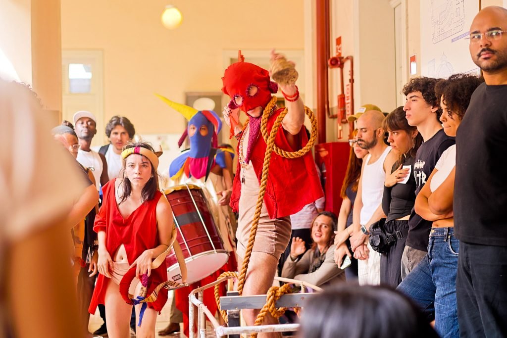 Experimento II do grupo N2 Azul, do primeiro semestre de 2025, na SP Escola de Teatro. | Foto: Clara Silva.