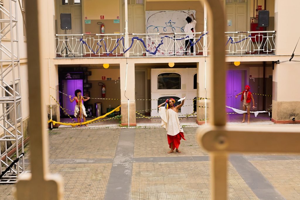 Experimento II do grupo N2 Azul, do primeiro semestre de 2025, na SP Escola de Teatro. | Foto: Clara Silva.