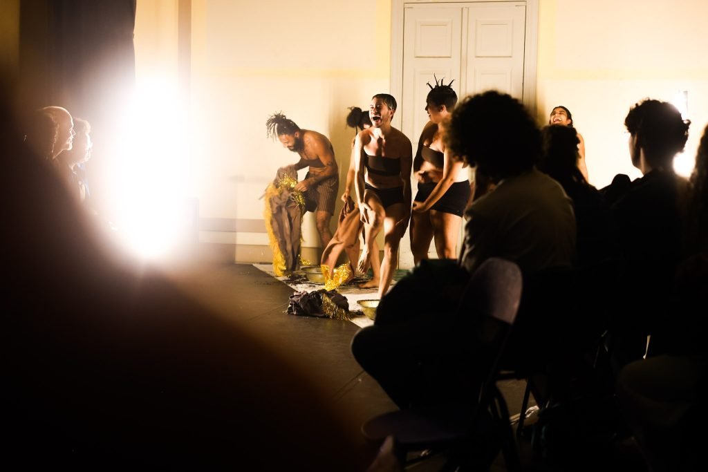 Experimento II do grupo N5 Azul, do primeiro semestre de 2025, na SP Escola de Teatro. | Foto: Clara Silva.