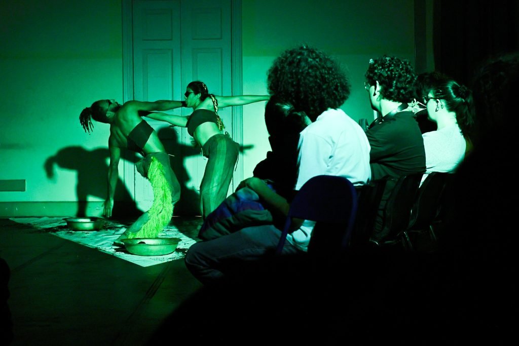 Experimento II do grupo N5 Azul, do primeiro semestre de 2025, na SP Escola de Teatro. | Foto: Clara Silva.