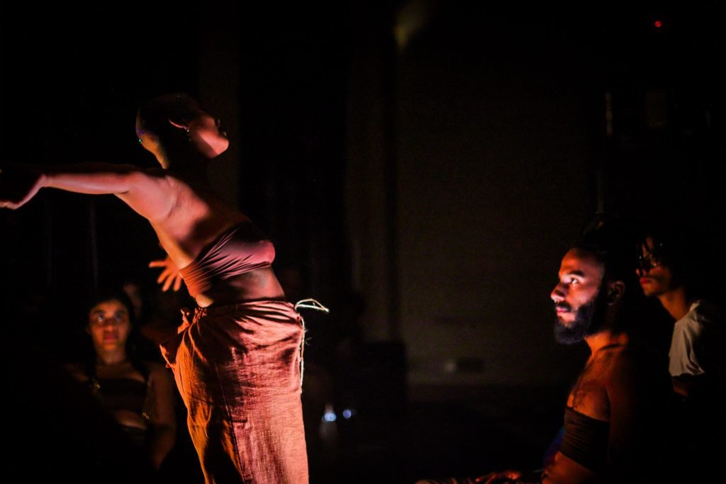 Experimento II do grupo N5 Azul, do primeiro semestre de 2025, na SP Escola de Teatro. | Foto: Clara Silva.