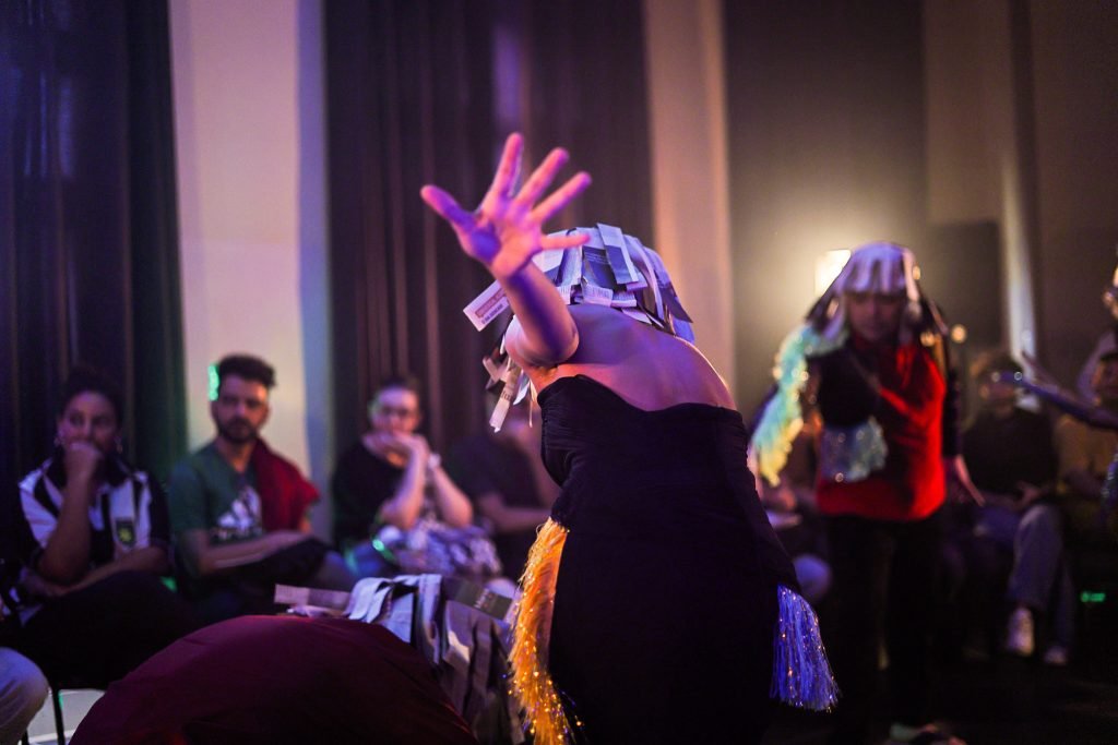 Experimento II do grupo N6 Azul, do primeiro semestre de 2025, na SP Escola de Teatro. | Foto: Clara Silva.