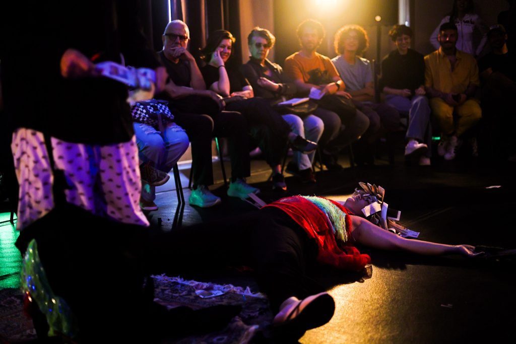 Experimento II do grupo N6 Azul, do primeiro semestre de 2025, na SP Escola de Teatro. | Foto: Clara Silva.