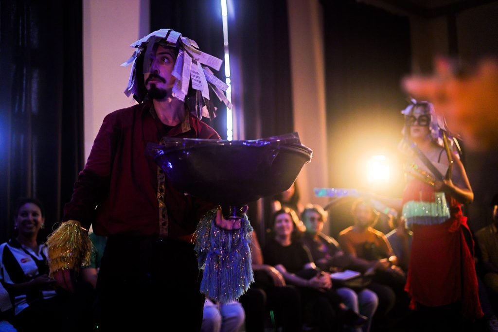 Experimento II do grupo N6 Azul, do primeiro semestre de 2025, na SP Escola de Teatro. | Foto: Clara Silva.