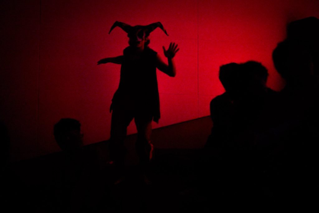 Experimento II do grupo N7 Azul, do primeiro semestre de 2025, na SP Escola de Teatro. | Foto: Clara Silva.