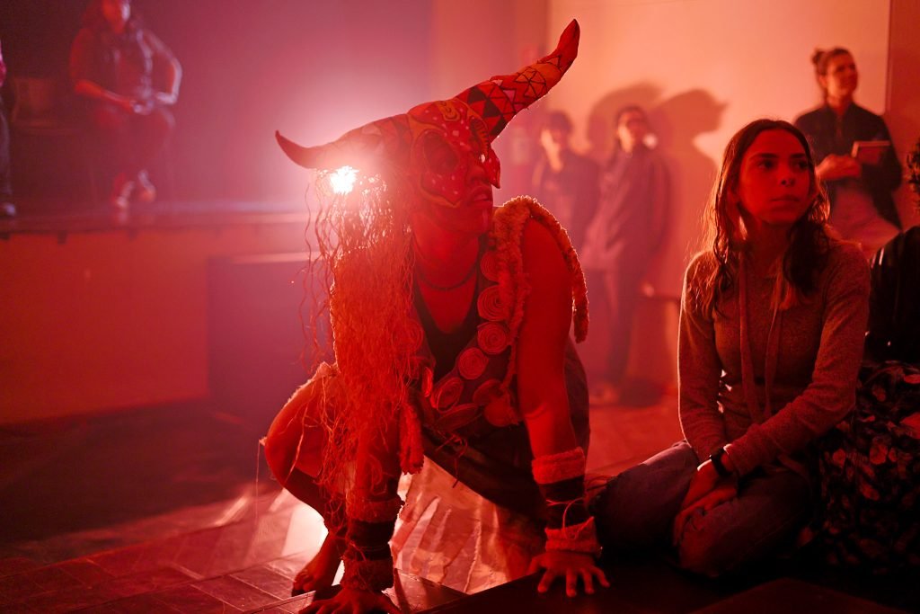 Experimento II do grupo N7 Azul, do primeiro semestre de 2025, na SP Escola de Teatro. | Foto: Clara Silva.