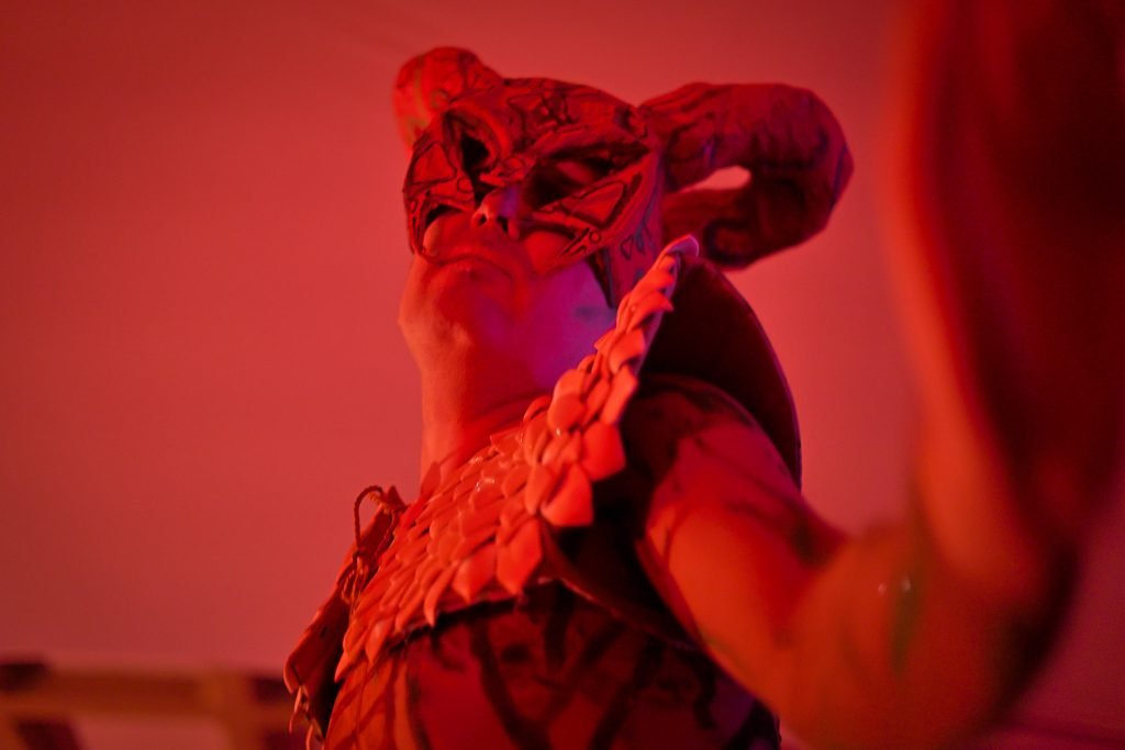 Experimento II do grupo N7 Azul, do primeiro semestre de 2025, na SP Escola de Teatro. | Foto: Clara Silva.