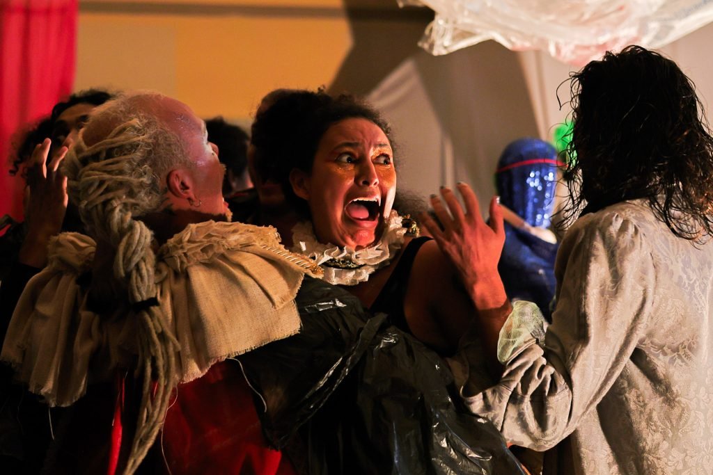 Experimento II do grupo N8 Azul, do primeiro semestre de 2025, na SP Escola de Teatro. | Foto: Clara Silva.