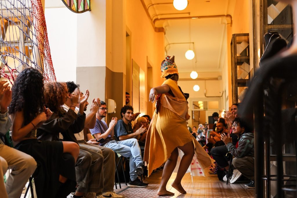 Juninada Sonoplástica Tropicalista, na sede Brás da SP Escola de Teatro. (23/5/2025). Foto: Clara Silva