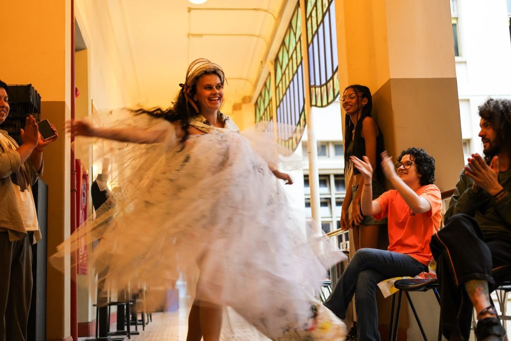 Juninada Sonoplástica Tropicalista, na sede Brás da SP Escola de Teatro. (23/5/2025). Foto: Clara Silva