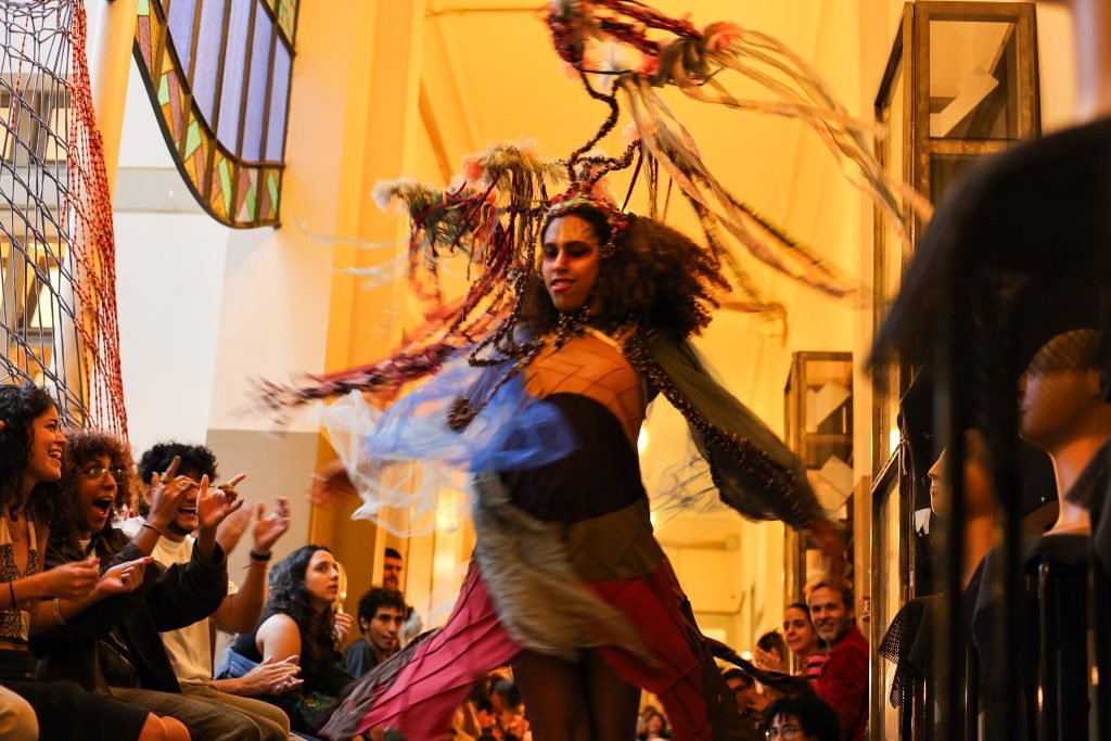 Juninada Sonoplástica Tropicalista, na sede Brás da SP Escola de Teatro. (23/5/2025). Foto: Clara Silva