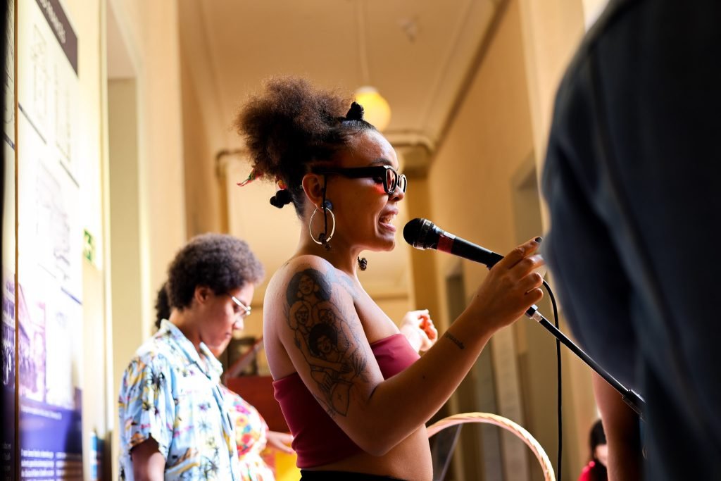 Juninada Sonoplástica Tropicalista, na sede Brás da SP Escola de Teatro. (23/5/2025). Foto: Clara Silva