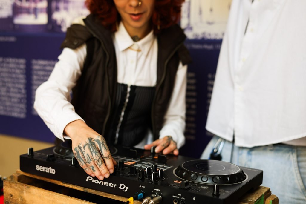 Juninada Sonoplástica Tropicalista, na sede Brás da SP Escola de Teatro. (23/5/2025). Foto: Clara Silva