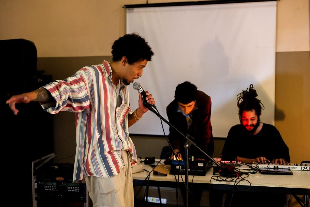Juninada Sonoplástica Tropicalista, na sede Brás da SP Escola de Teatro. (23/5/2025). Foto: Clara Silva
