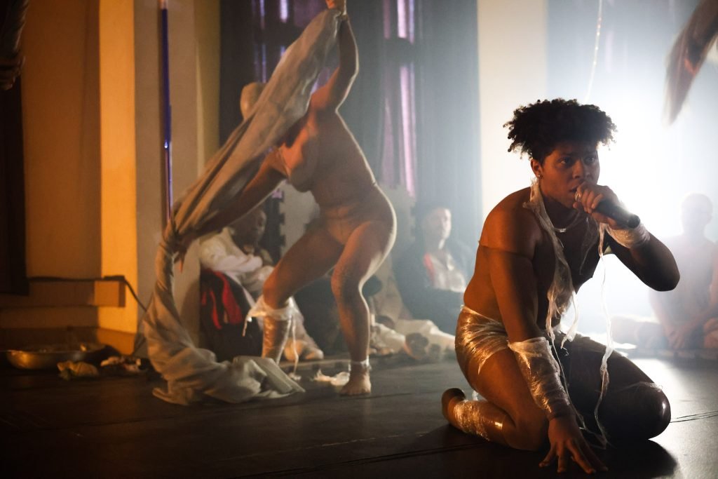 Experimento III do grupo N1 Azul, do segundo semestre de 2025, na SP Escola de Teatro. | Foto: Clara Silva.