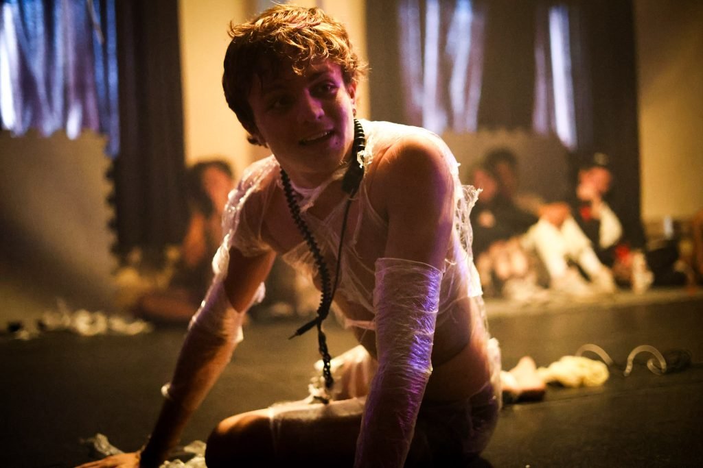 Experimento III do grupo N1 Azul, do segundo semestre de 2025, na SP Escola de Teatro. | Foto: Clara Silva.