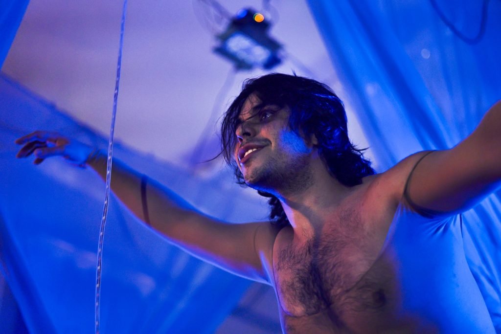 Experimento III do grupo N1 Azul, do segundo semestre de 2025, na SP Escola de Teatro. | Foto: Clara Silva.