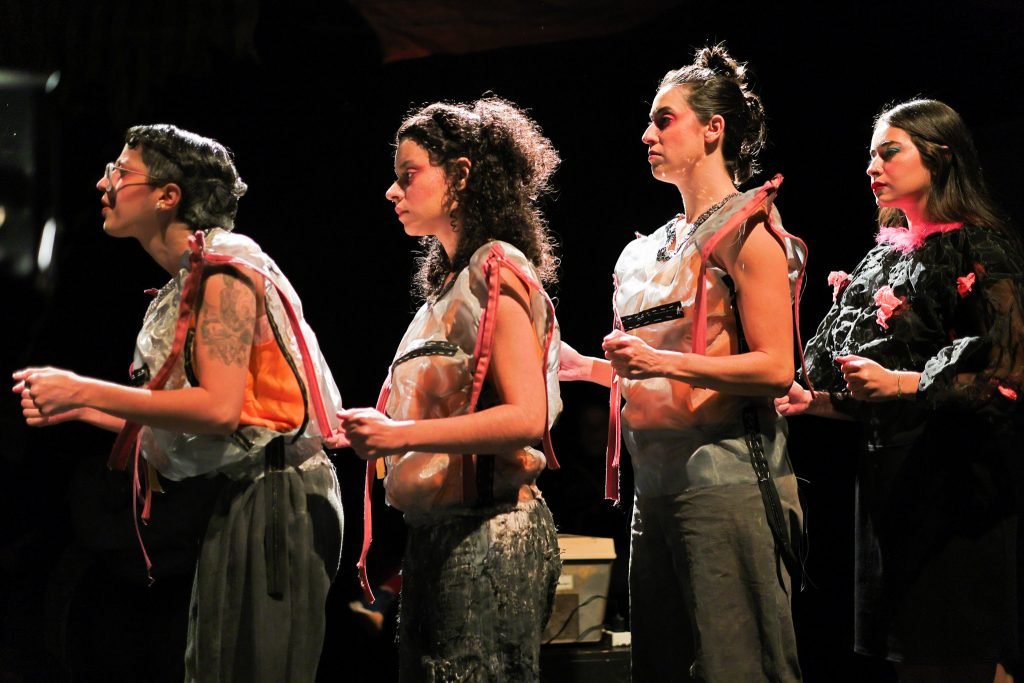 Experimento III do grupo N1 Verde, do segundo semestre de 2025, na SP Escola de Teatro. | Foto: Clara Silva.