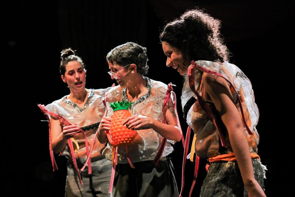 Experimento III do grupo N1 Verde, do segundo semestre de 2025, na SP Escola de Teatro. | Foto: Clara Silva.