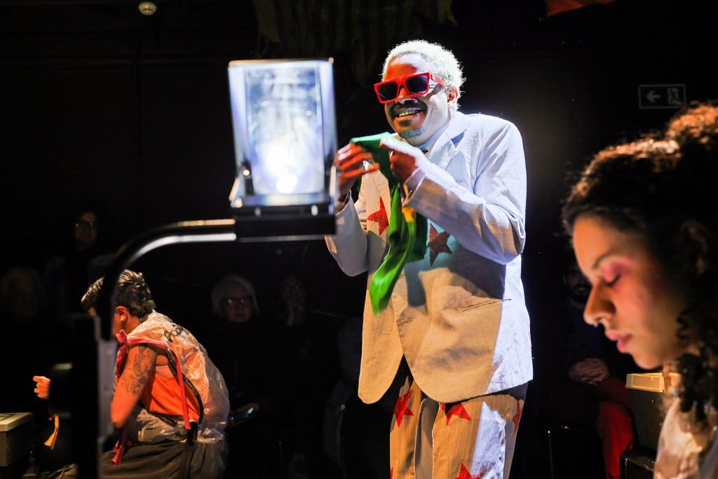 Experimento III do grupo N1 Verde, do segundo semestre de 2025, na SP Escola de Teatro. | Foto: Clara Silva.