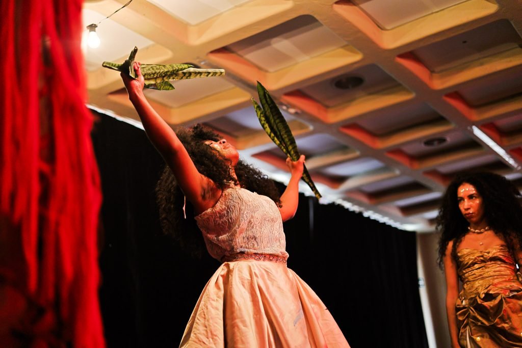 Experimento III do grupo N4 Azul, do segundo semestre de 2025, na SP Escola de Teatro. | Foto: Clara Silva.