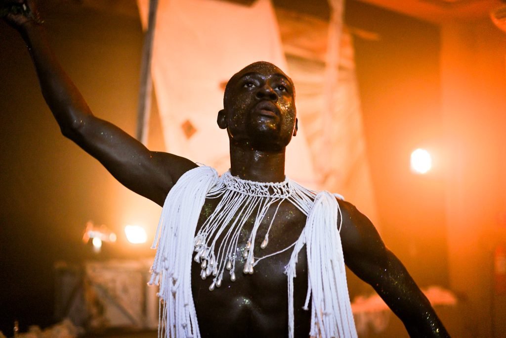 Experimento III do grupo N4 Azul, do segundo semestre de 2025, na SP Escola de Teatro. | Foto: Clara Silva.