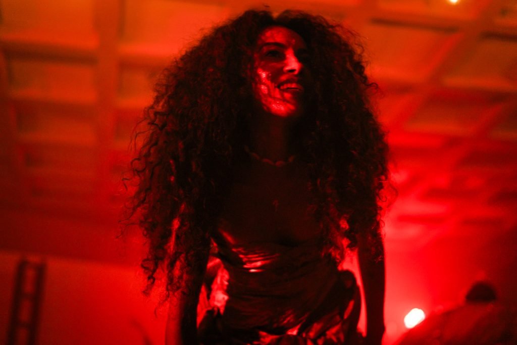 Experimento III do grupo N4 Azul, do segundo semestre de 2025, na SP Escola de Teatro. | Foto: Clara Silva.