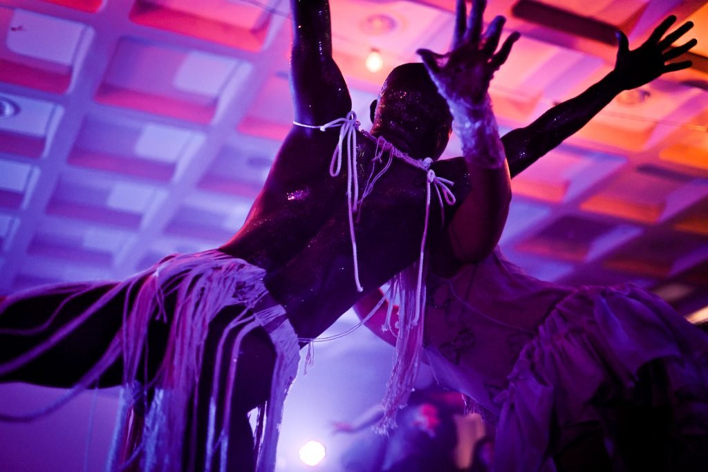 Experimento III do grupo N4 Azul, do segundo semestre de 2025, na SP Escola de Teatro. | Foto: Clara Silva.