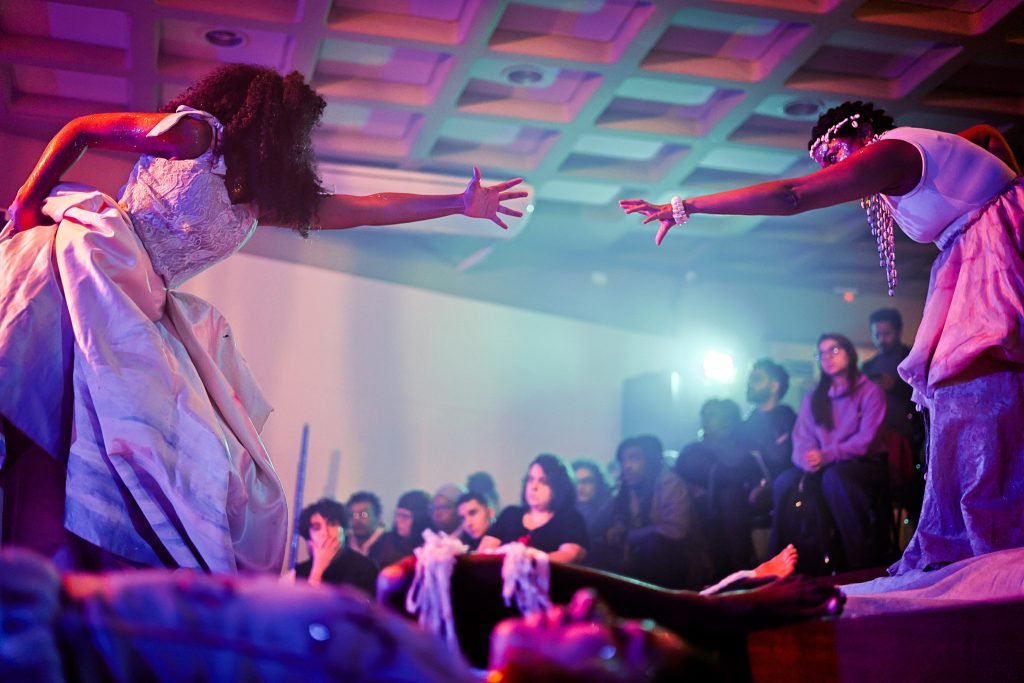 Experimento III do grupo N4 Azul, do segundo semestre de 2025, na SP Escola de Teatro. | Foto: Clara Silva.