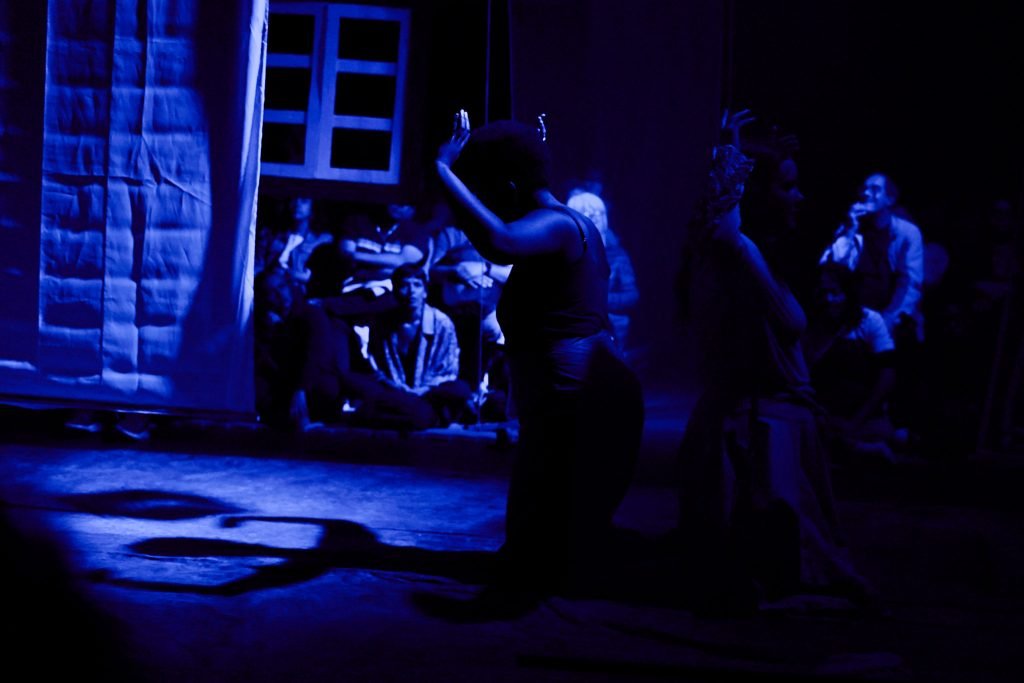 Experimento III do grupo N4 Verde, do segundo semestre de 2025, na SP Escola de Teatro. | Foto: Clara Silva.