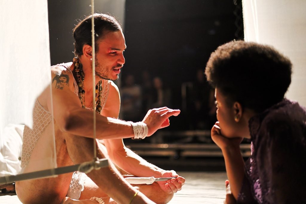 Experimento III do grupo N4 Verde, do segundo semestre de 2025, na SP Escola de Teatro. | Foto: Clara Silva.