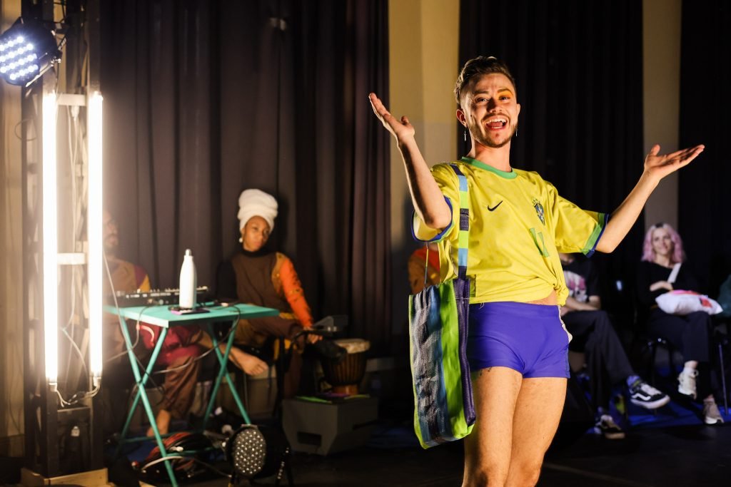 Experimento III do grupo N5 Azul, do segundo semestre de 2025, na SP Escola de Teatro. | Foto: Clara Silva.