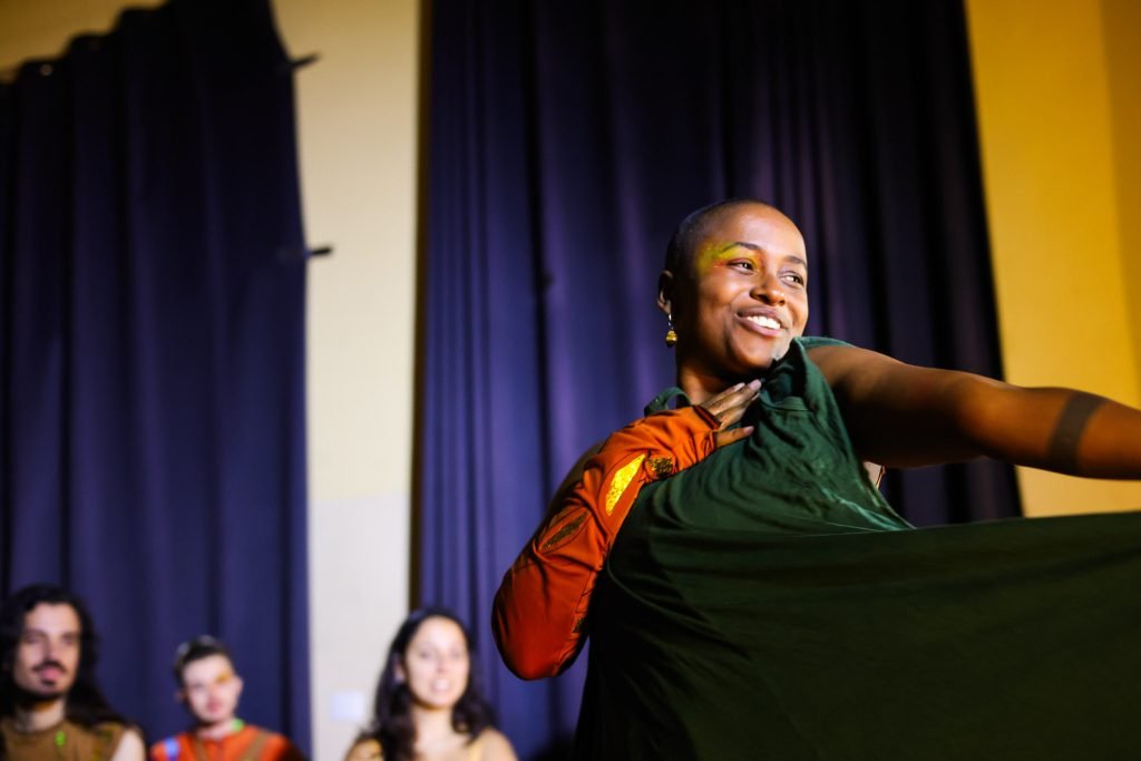 Experimento III do grupo N5 Azul, do segundo semestre de 2025, na SP Escola de Teatro. | Foto: Clara Silva.