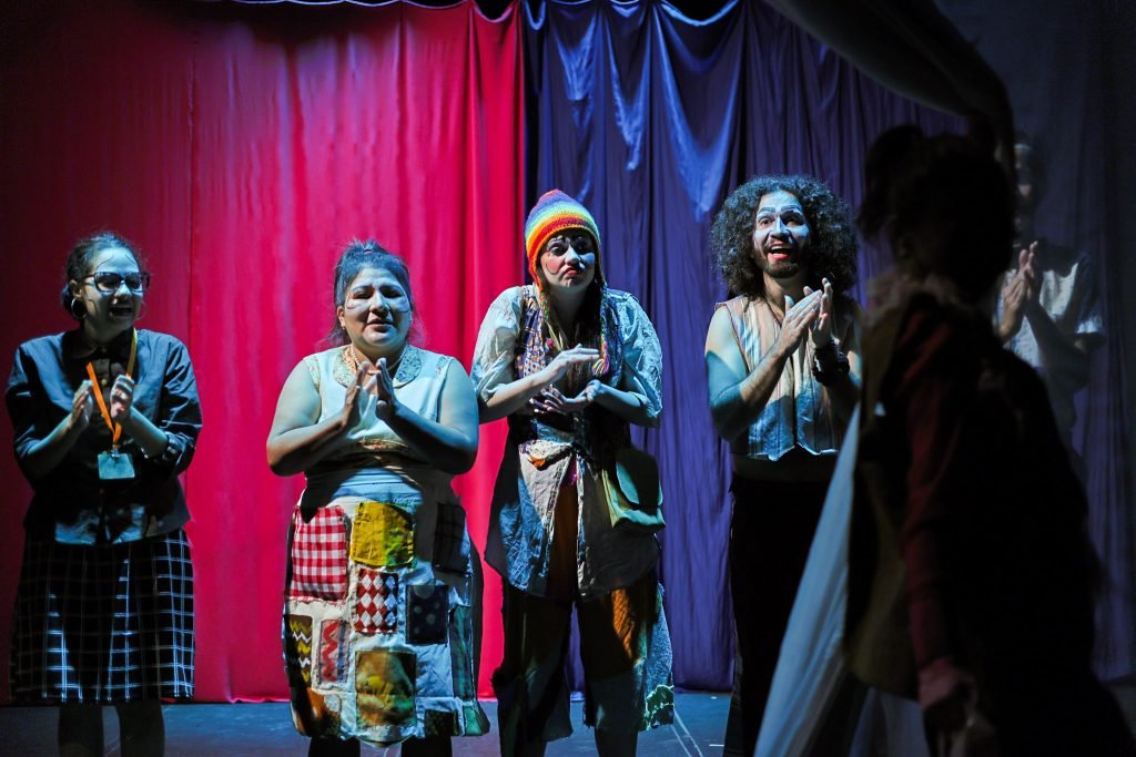 Experimento III do grupo N5 Verde, do segundo semestre de 2025, na SP Escola de Teatro. | Foto: Clara Silva.