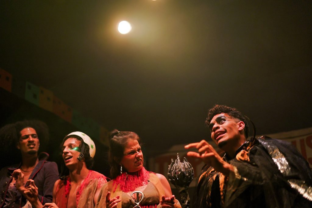 Experimento III do grupo N6 Verde, do segundo semestre de 2025, na SP Escola de Teatro. | Foto: Clara Silva.