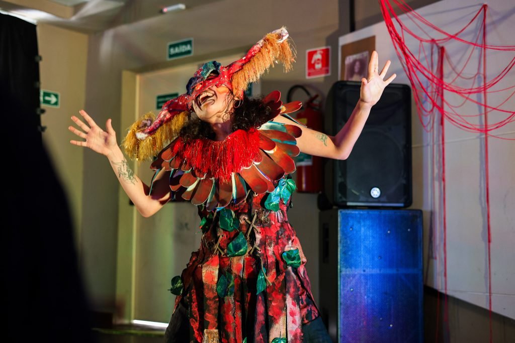 Experimento III do grupo N7 Azul, do segundo semestre de 2025, na SP Escola de Teatro. | Foto: Clara Silva.