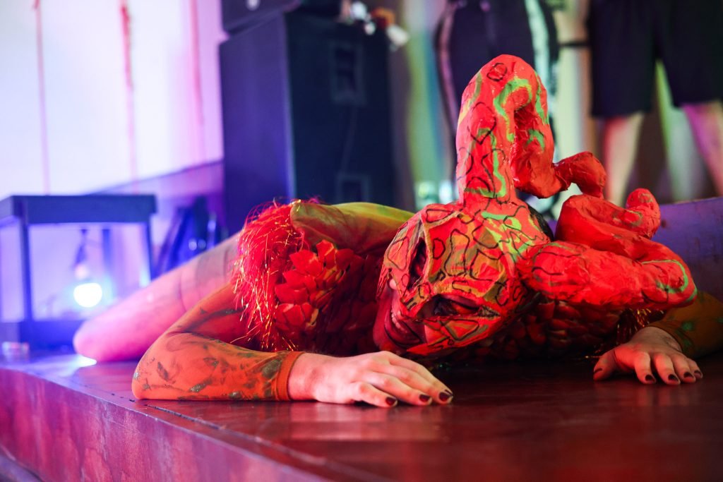 Experimento III do grupo N7 Azul, do segundo semestre de 2025, na SP Escola de Teatro. | Foto: Clara Silva.