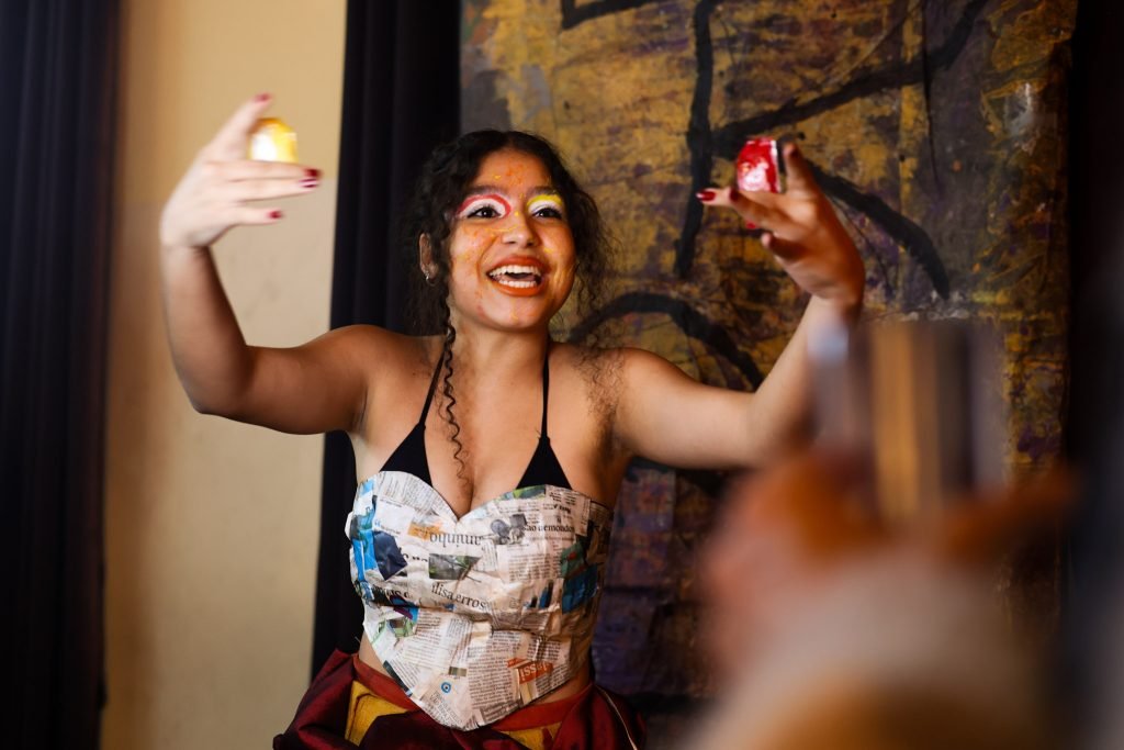 Experimento III do grupo N8 Azul, do segundo semestre de 2025, na SP Escola de Teatro. | Foto: Clara Silva.