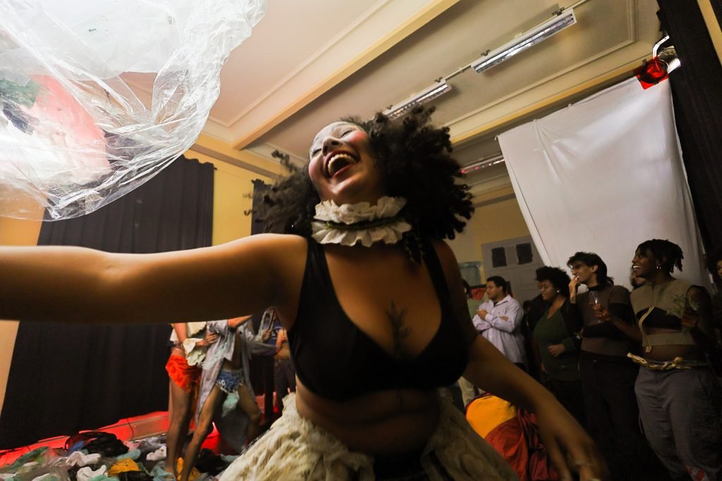 Experimento III do grupo N8 Azul, do segundo semestre de 2025, na SP Escola de Teatro. | Foto: Clara Silva.