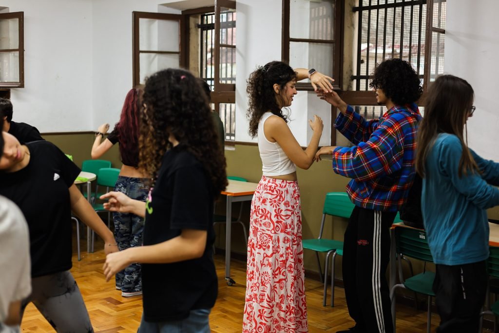 Oficina de Teatro na E. E. Caetano de Campos, a partir da contrapartida dos alunos bolsistas do Programa Oportunidades. (28/05/2025). | Foto: Clara Silva.