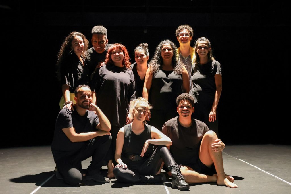 Apresentação na aula final do curso “Processos Criativos: A Prática como Método de Investigação” com Laura Morais da Silva, na sede Roosevelt da SP Escola de Teatro. (04/06/2025) | Foto: Clara Silva.