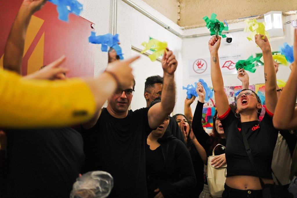 Apresentação na aula final do curso “Processos Criativos: A Prática como Método de Investigação” com Laura Morais da Silva, na sede Roosevelt da SP Escola de Teatro. (04/06/2025) | Foto: Clara Silva.