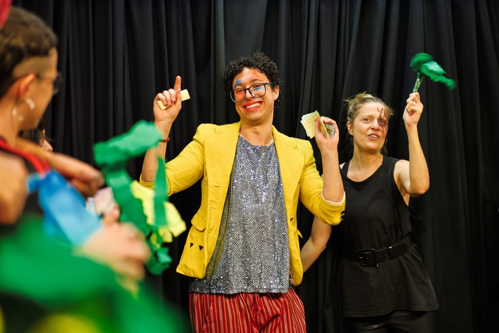 Apresentação na aula final do curso “Processos Criativos: A Prática como Método de Investigação” com Laura Morais da Silva, na sede Roosevelt da SP Escola de Teatro. (04/06/2025) | Foto: Clara Silva.