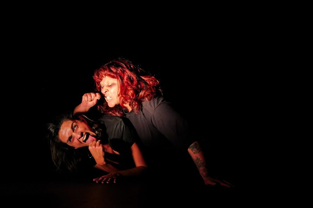 Apresentação na aula final do curso “Processos Criativos: A Prática como Método de Investigação” com Laura Morais da Silva, na sede Roosevelt da SP Escola de Teatro. (04/06/2025) | Foto: Clara Silva.