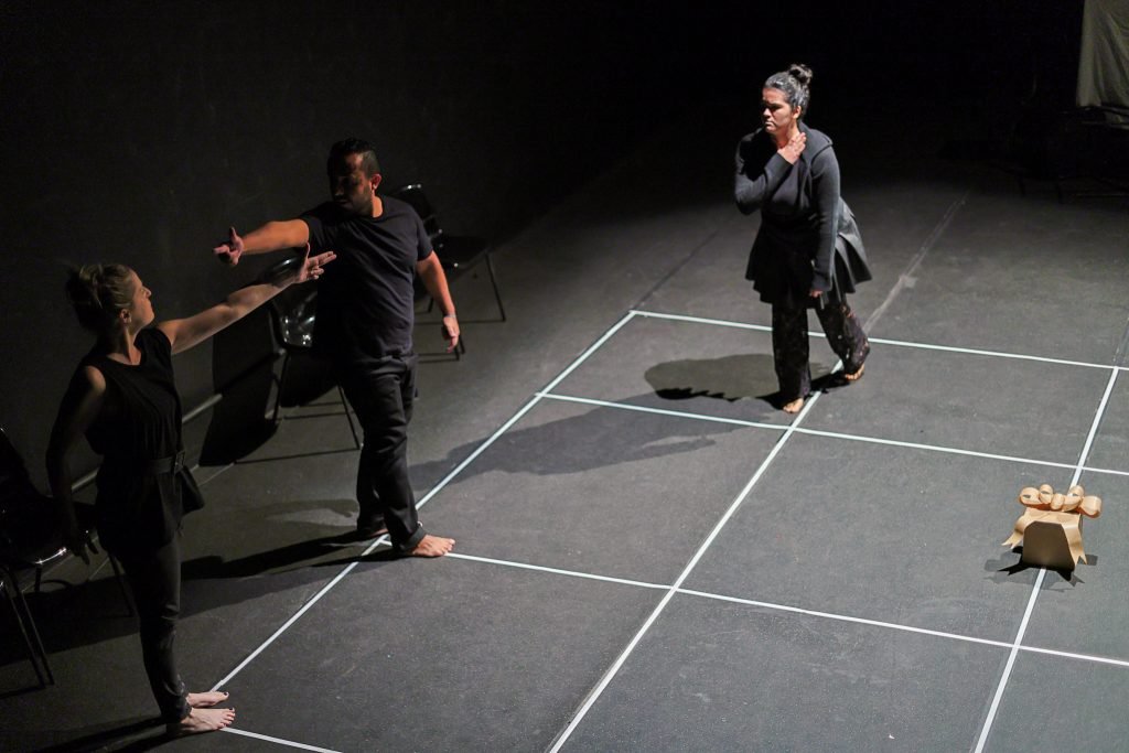 Apresentação na aula final do curso “Processos Criativos: A Prática como Método de Investigação” com Laura Morais da Silva, na sede Roosevelt da SP Escola de Teatro. (04/06/2025) | Foto: Clara Silva.